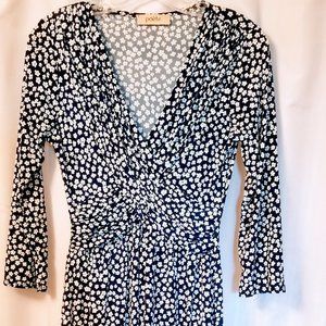 Very flattering dress by Poete